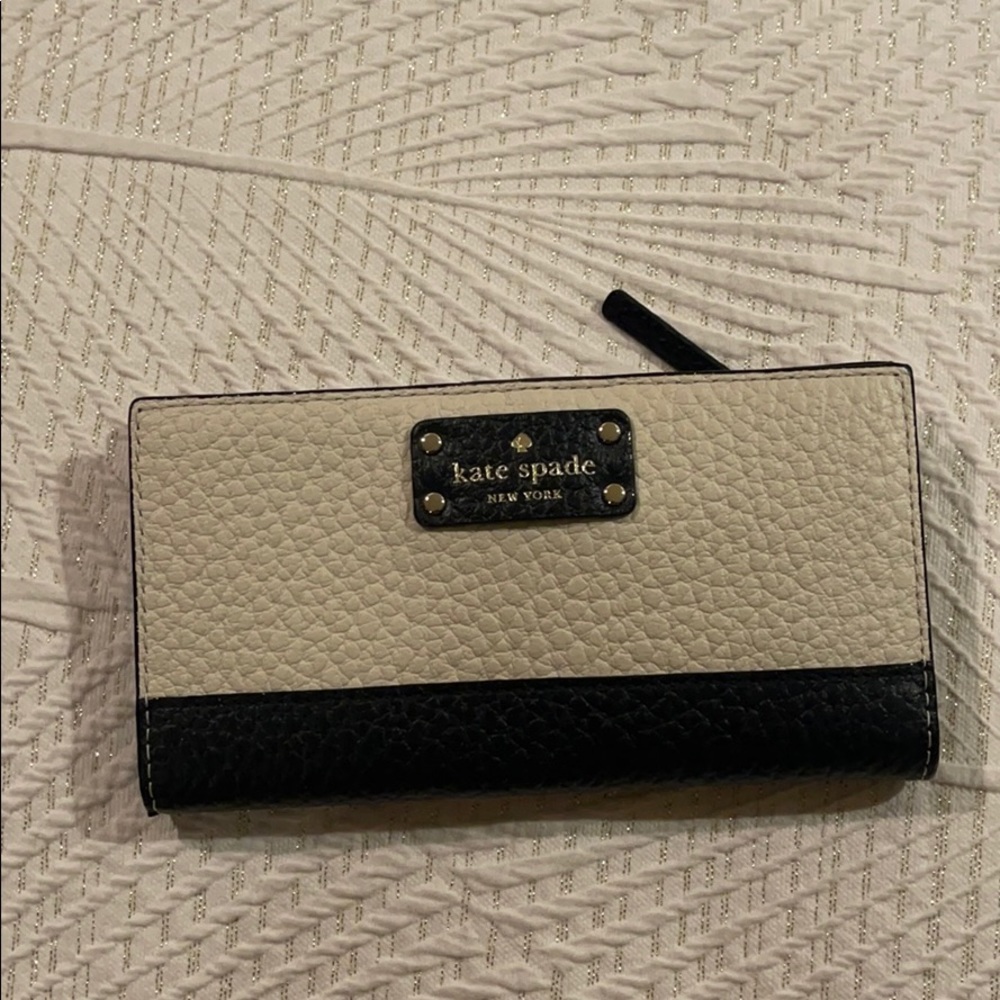 Kate Spade Slim leather bifold wallet Never used !